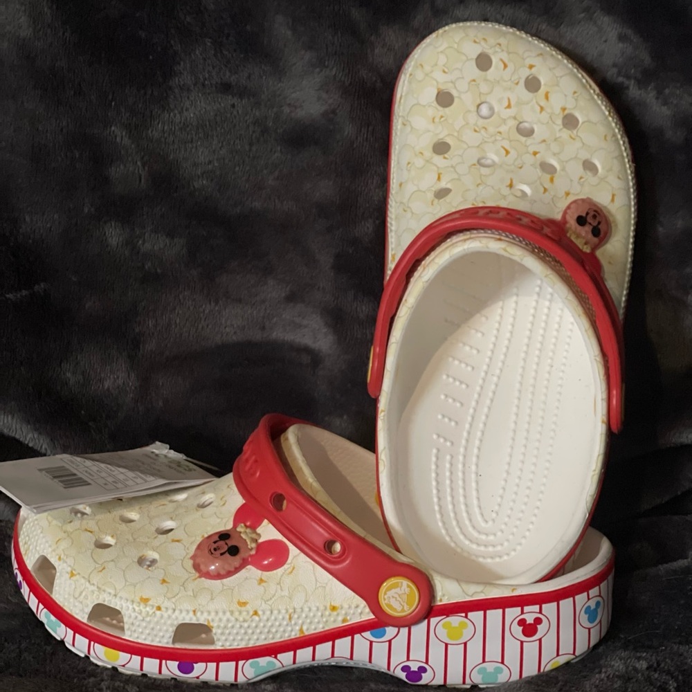 ** BRAND NEW WITH TAGS ** 🍿 DISCONTINUED DISNEY POPCORN CROCS 🍿